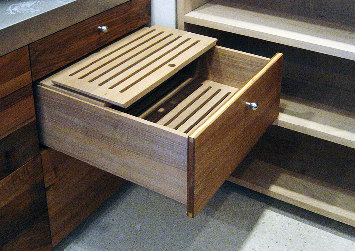 Brotschublade Nussbaum massiv