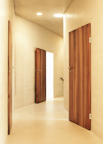 Spezialtüre Nussbaum dreischichtig